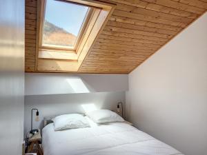 Un pat sau paturi într-o cameră la APPARTEMENT DUPLEX SPACIEUX -SAINT JEAN D'AULPS STATION-PROCHE MORZINE - 6-8 pers-RELAIS D7