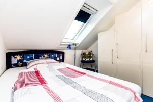 a bedroom with a bed and a skylight at Relax Apartment Köln Merheim in Cologne