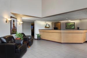 Ο χώρος του λόμπι ή της ρεσεψιόν στο Super 8 by Wyndham Menomonie WI +24 φωτογραφίες