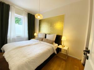 ein Schlafzimmer mit einem weißen Bett und einem Fenster in der Unterkunft Ferienwohnung König in Brandenburg an der Havel