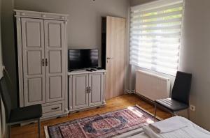 TV a/nebo společenská místnost v ubytování Hürrem Apartman