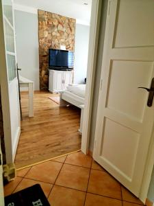 Televízia a/alebo spoločenská miestnosť v ubytovaní Hürrem Apartman