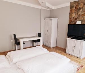 Televízia a/alebo spoločenská miestnosť v ubytovaní Hürrem Apartman