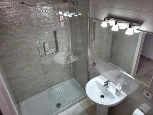 un bagno con doccia e lavandino di Isabel3 a Tías Altre 16 foto