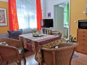 ein Esszimmer mit einem Tisch mit Stühlen und einem TV in der Unterkunft Ferienwohnung in idyllischer Lage in Sauerthal