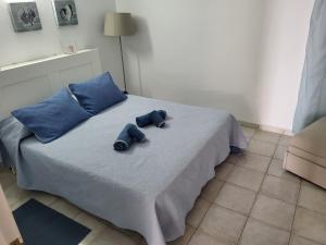 un orsacchiotto blu seduto sopra un letto di Isabel3 a Tías