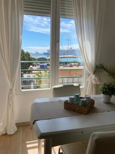 una camera con tavolo e finestra con vista di Solymar Beach Premium a Málaga