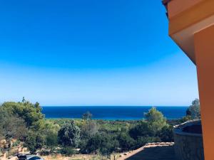 een uitzicht op de oceaan vanuit een huis bij Residenza I Ginepri in Domus de Maria