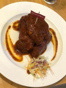 ホテルの敷地内または近くでの食事または食べ物