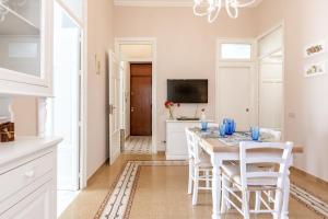 A television and/or entertainment centre at Stazione Notarbartolo Bright & Cozy Apartment