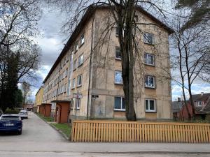 ein großes Steingebäude mit einem davor geparkt in der Unterkunft Aardla - Nice 2-bedroom Apartment - Rahu street - 3 big beds in Tartu