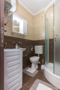 Phòng tắm tại ENA Apartment