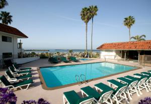 Utsikt över poolen vid Oceanside Marina Suites - A Waterfront Hotel eller i närheten