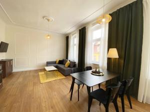 ein Wohnzimmer mit einem Tisch und einem Sofa in der Unterkunft Ferienwohnung König in Brandenburg an der Havel