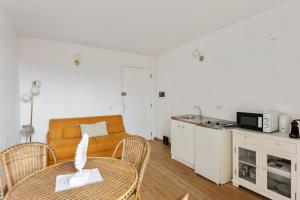 uma sala de estar com um sofá e uma mesa em Maison d'Orange - Port em Saint-Tropez