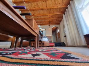 een tapijt op de vloer in een kamer met een trap bij The Bedouin Moon in Dahab