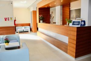 lobby szpitala z poczekalnią w obiekcie Hotel Cristina w Grado