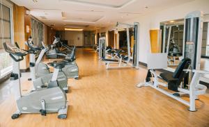 un gimnasio con cintas de correr y máquinas elípticas en EGO's CONDO-Mactan NewTown Cebu-1BR en Isla de Mactán