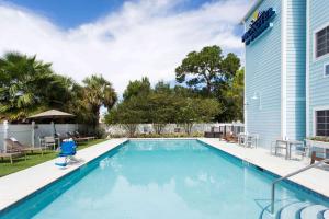 夏洛特港的住宿－Microtel Inn & Suites by Wyndham Port Charlotte Punta Gorda，一座房子的院子内的游泳池