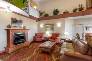 een woonkamer met een bank en een open haard bij Quality Inn & Suites Wellington – Fort Collins in Wellington