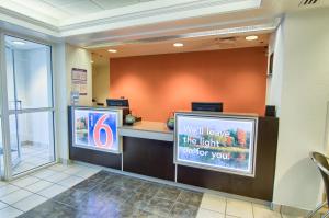 The lobby or reception area at Motel 6-Portsmouth, NH