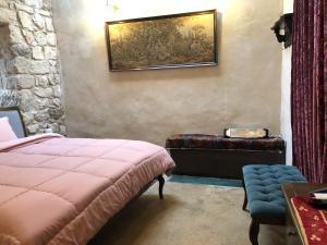 En eller flere senge i et værelse på Chateau du Roi