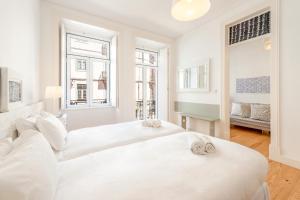 リスボンにあるGuestReady - Bari Suiteの白い部屋(窓付)の白いベッド2台