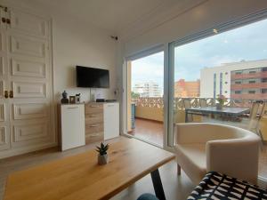 TV a/nebo společenská místnost v ubytování Empurialola -Apartamento con piscina y vistas preciosas en Rosas- 155