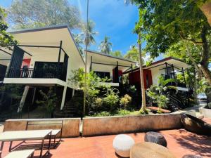 una imagen de una casa con patio en Prasarnsook Villa Beach Resort, en Sichon