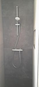 a shower in a bathroom with a shower at Vakantiehuis 6pers op park 't Broeckhuys in Ewijk groot Zwemplas in het land van Maas & Waal niet voor arbeidsmigranten in Ewijk
