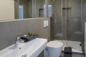 ヘルヌムにあるApp.5 Seeblickのバスルーム(トイレ、洗面台、シャワー付)