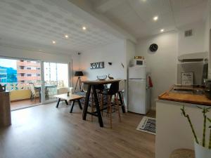 Kuchyň nebo kuchyňský kout v ubytování Empurialola -Apartamento con piscina y vistas preciosas en Rosas- 155