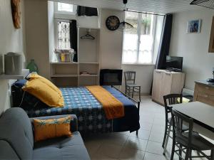 sypialnia z łóżkiem i kanapą w pokoju w obiekcie Ti Feunteun Pontrev w mieście Pontrieux