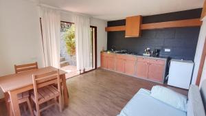 a kitchen with a table and a dining room at Casa Cavoquinho in Paul +67 photos