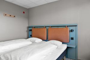 a pair of beds in a room at Comfort Hotel Børsparken in Oslo