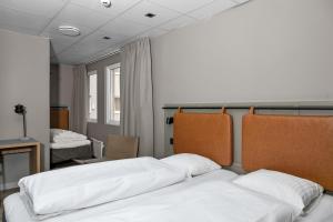 a room with two beds in a room at Comfort Hotel Børsparken in Oslo