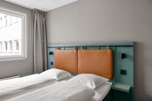 a bedroom with two beds and a window at Comfort Hotel Børsparken in Oslo
