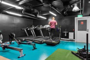 a man on a treadmill in a gym at Comfort Hotel Børsparken in Oslo