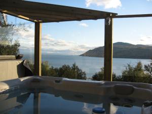 - une piscine avec vue sur l'eau dans l'établissement La Source Enchantée, à Baie-Saint-Paul