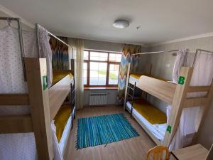 Двухъярусная кровать или двухъярусные кровати в номере Azimut