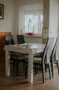 uma mesa de jantar e cadeiras com uma mesa de mármore em Oaza Mira Vrdnik em Vrdnik