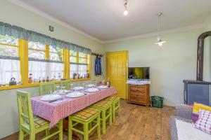 een eetkamer met een tafel en stoelen bij Rural Homestead Trenkovo - Happy Rentals in Trenkovo