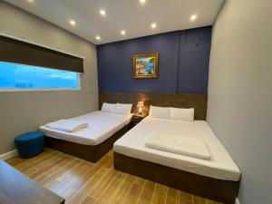 Giường trong phòng chung tại CONVOI HOTEL