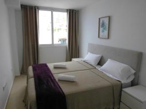 Postel nebo postele na pokoji v ubytování Suncanarias Apartamentos Cristal Playa La Arena