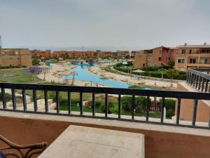 - Balcón con vistas a un parque acuático en Marina Wadi Degla Villa Duplex 4 Bedrooms en Ain Sokhna