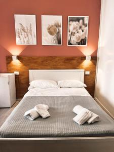 ローマにあるNova Roma Guest Houseのベッドルーム1室(ベッド1台、タオル2枚付)