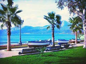 un grupo de barcos estacionados junto a palmeras en Elvira Residence Villammare, en Villammare