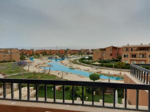 uma varanda com vista para o rio em Marina Wadi Degla Villa Duplex 4 Bedrooms em Ain Sokhna