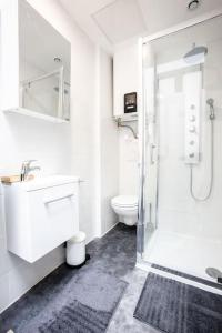 bagno bianco con lavandino e servizi igienici di Flandres Appart' Hotel par NOCNOC - Schepers a Lille