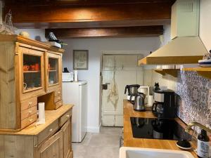 una cucina con lavello e fornello forno superiore di Klimatyczny dom u podnóża Śnieżki a Karpacz Altre 12 foto